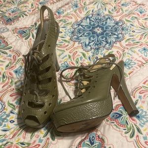 Bebe size 9 high heels good condition